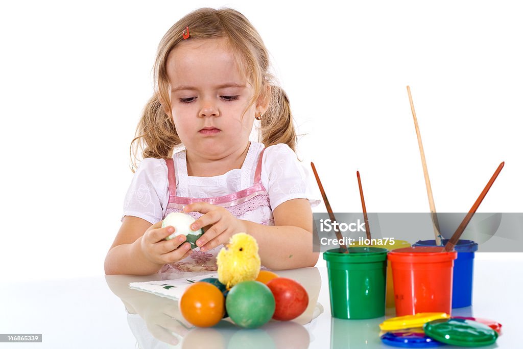 Niña pintando los huevos de Pascua - Foto de stock de Niño libre de derechos