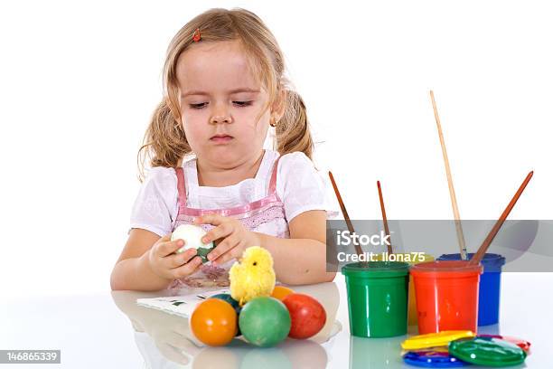 Niña Pintando Los Huevos De Pascua Foto de stock y más banco de imágenes de Niño - Niño, Pintar, Vaso