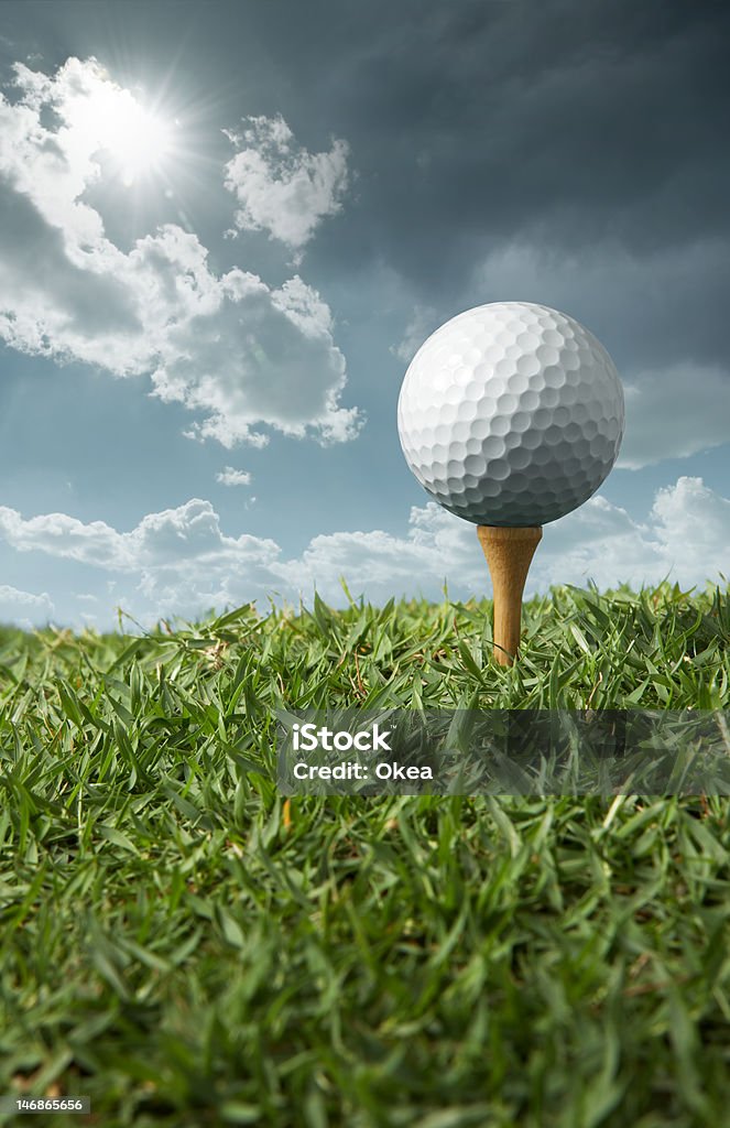 Pallina da golf sul tee - Foto stock royalty-free di Attività ricreativa