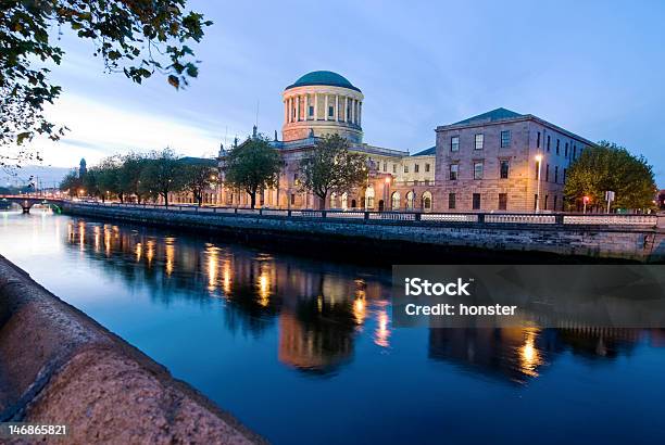 Foto de Quatro Quadras E O River Liffey e mais fotos de stock de Dublin - República da Irlanda - Dublin - República da Irlanda, Four Courts, Irlanda