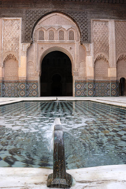 али бен юсеф madrassa в марракеше, марокко. - fountain courtyard tile wall стоковые фото и изображения