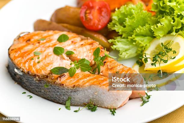 Salmón Asado Con Verduras Mixtas Foto de stock y más banco de imágenes de Aceite de hígado de pescado - Aceite de hígado de pescado, Al horno, Alimento