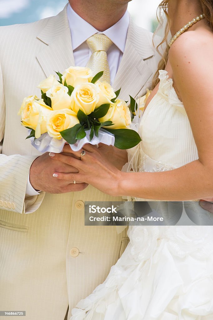 Sposa e lo sposo in piedi vicino a vicenda con bouquet - Foto stock royalty-free di Accessorio personale