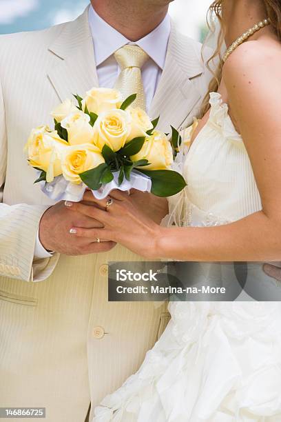 Sposa E Lo Sposo In Piedi Vicino A Vicenda Con Bouquet - Fotografie stock e altre immagini di Accessorio personale