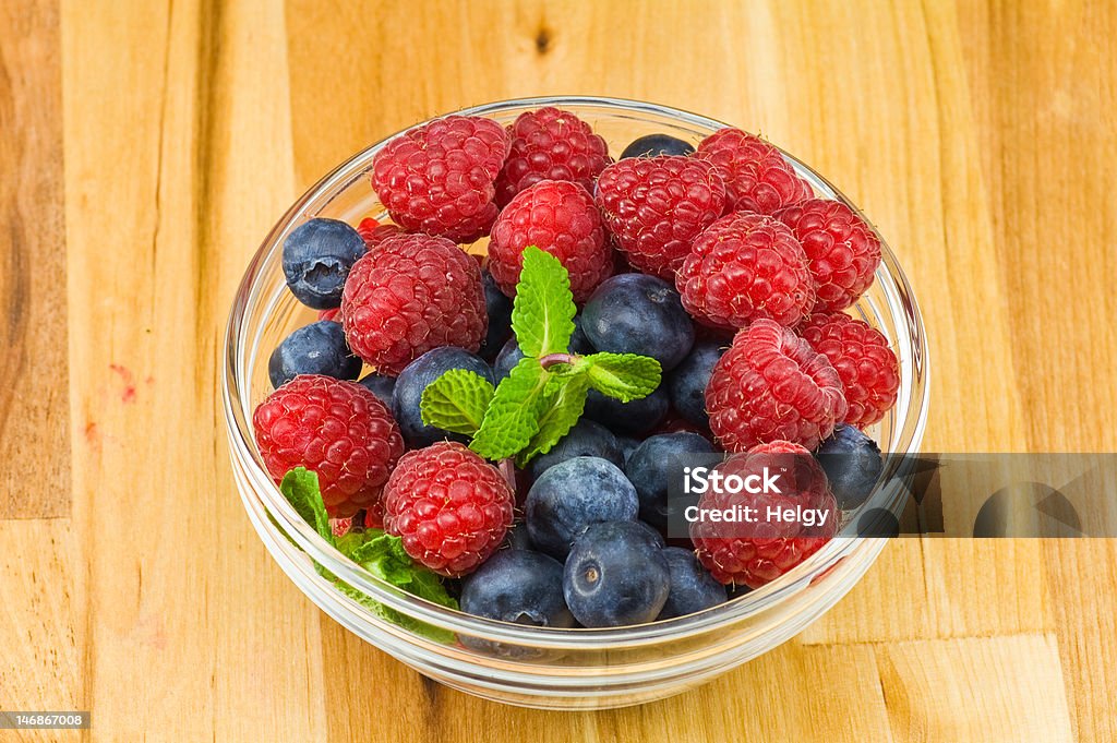 Arándano, ruspberry y hojas de menta - Foto de stock de Alimento libre de derechos