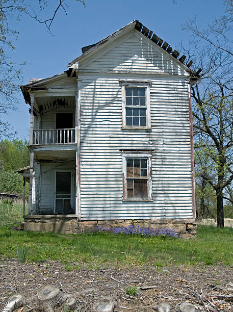 istock Old White House in Disrepair 146867247