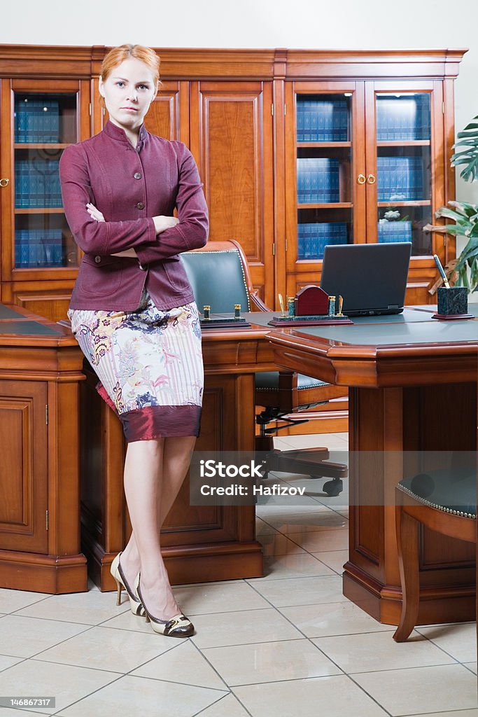 Giovane donna in ufficio - Foto stock royalty-free di Abbigliamento
