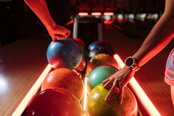 Take one ball Bowling players picking up balls from the rack ten pin bowling stock pictures, royalty-free photos & images