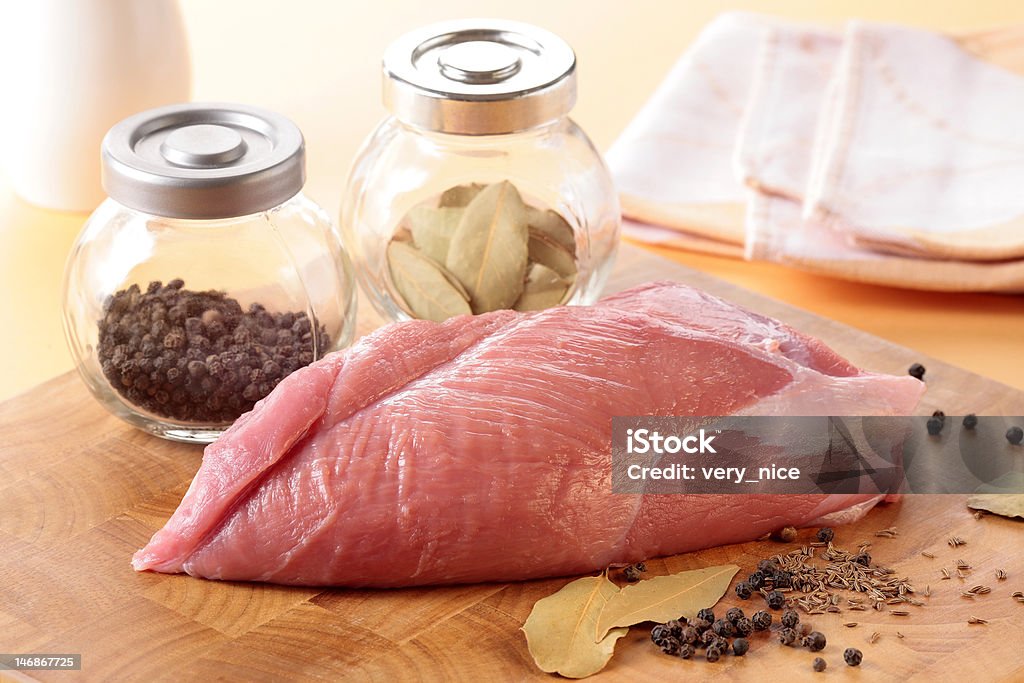 Vitello di carne cruda e spezie - Foto stock royalty-free di Alimentazione sana