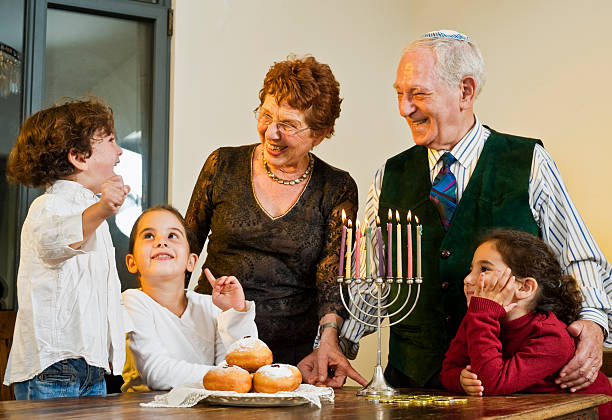 hanoukka célébration - menorah hanukkah israel judaism photos et images de collection