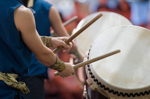 tail coat trommler - taiko drum stock-fotos und bilder