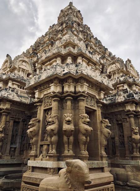 インドのタミルナドゥ州カーンチプラムにあるカンチカイラサナサー寺院。 - nobody india sandstone column ストックフォトと画像