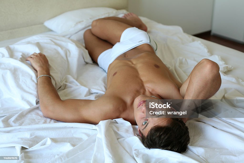 Sexy Hombre en un dormitorio - Foto de stock de Adulto libre de derechos