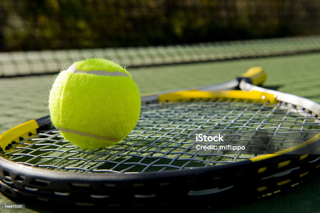 Raquete de tênis e bola nas quadras - Foto de stock de Raquete de Tênis royalty-free