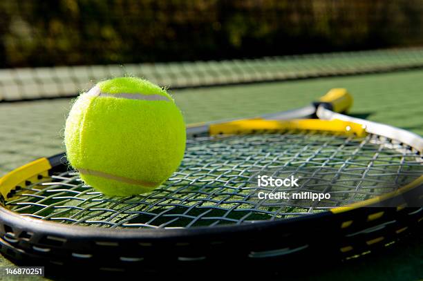 Foto de Raquete De Tênis E Bola Nas Quadras e mais fotos de stock de Raquete de Tênis - Raquete de Tênis, Bola, Esfera