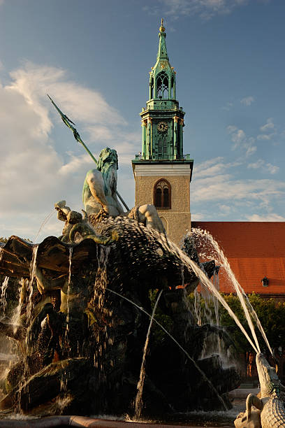 Neptunbrunnen e Marienkirche, Berlim - fotografia de stock