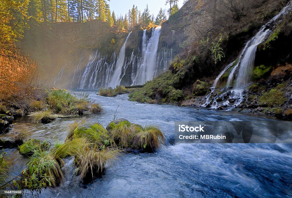 Cappello Creek sotto tbe Burney Falls, la California del nord - Foto stock royalty-free di Ambientazione esterna