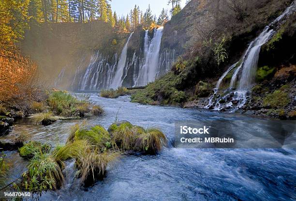 Cappello Creek Sotto Tbe Burney Falls La California Del Nord - Fotografie stock e altre immagini di Ambientazione esterna