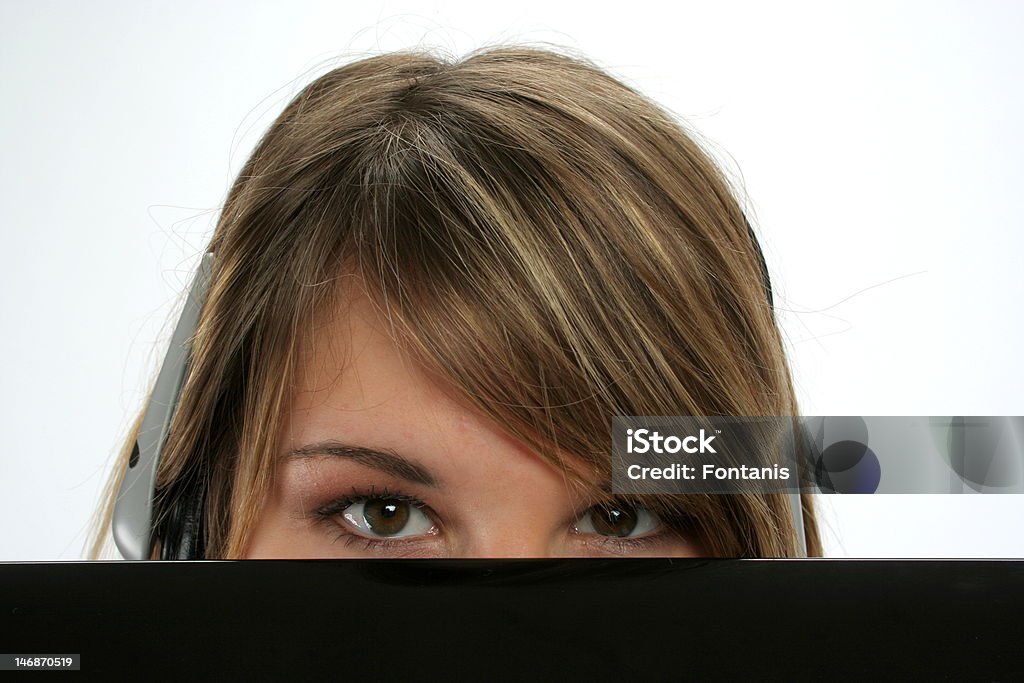 若い女性の目には、ノートパソコン - 1人のロイヤリティフリーストックフォト
