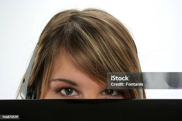 若い女性の目にはノートパソコン - 1人のストックフォトや画像を多数ご用意 - 1人, インターネット, カスタマーサービス担当者