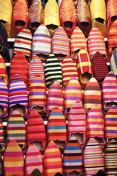 sapatos de marrocos - craft market morocco shoe imagens e fotografias de stock
