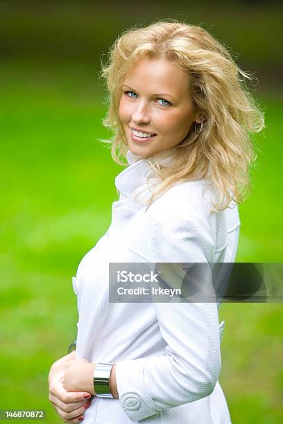 Uśmiech Blonde Kobieta W Parku - zdjęcia stockowe i więcej obrazów Biały - Biały, Biznes, Blond włosy