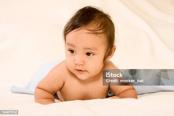 카메라를 향해 미소 짓는 생각에 잠긴 아시아판 민족별 아기 남자아이 누워있기 대한 총괄 0-11 개월에 대한 스톡 사진 및 기타 이미지 - 0-11 개월, 갈색 머리, 귀여운