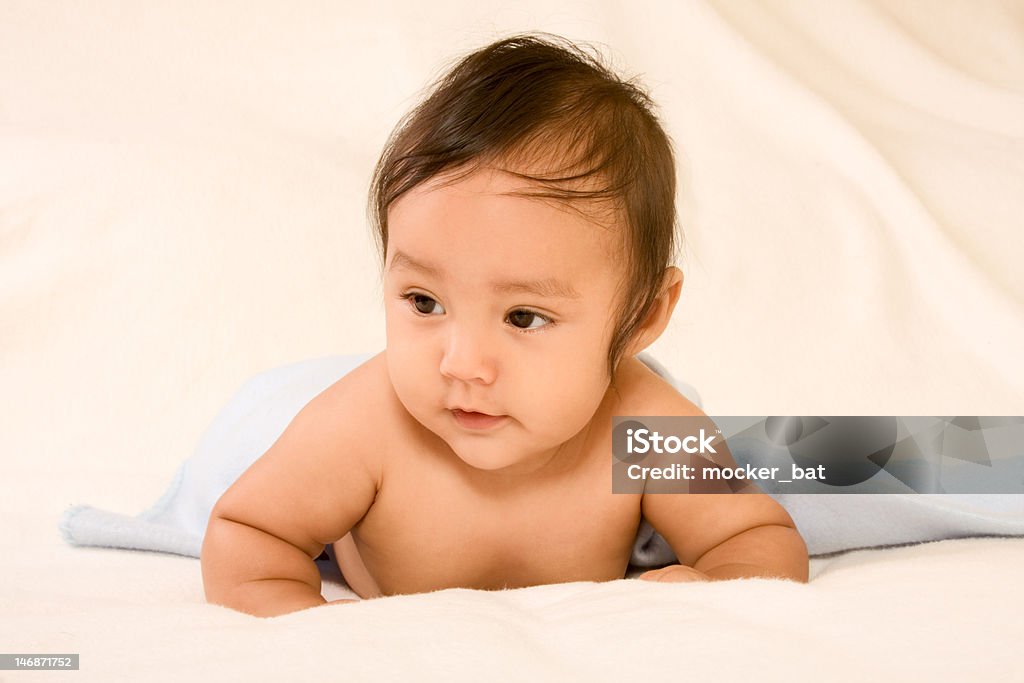 Pensativo asiática étnica bebê Menino deitado na Toalha de - Royalty-free 0-11 Meses Foto de stock