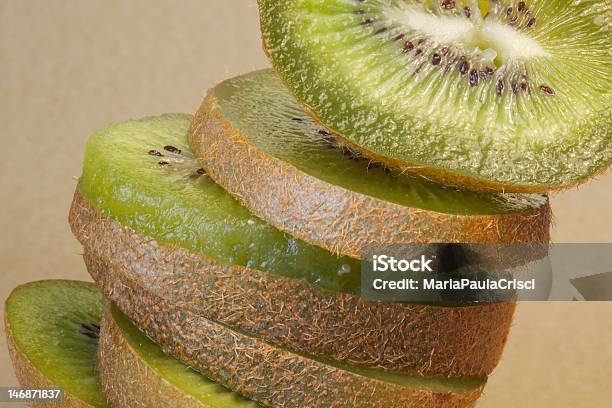Rodajas De Kiwi Foto de stock y más banco de imágenes de Alimento - Alimento, Cerca de, Clima tropical
