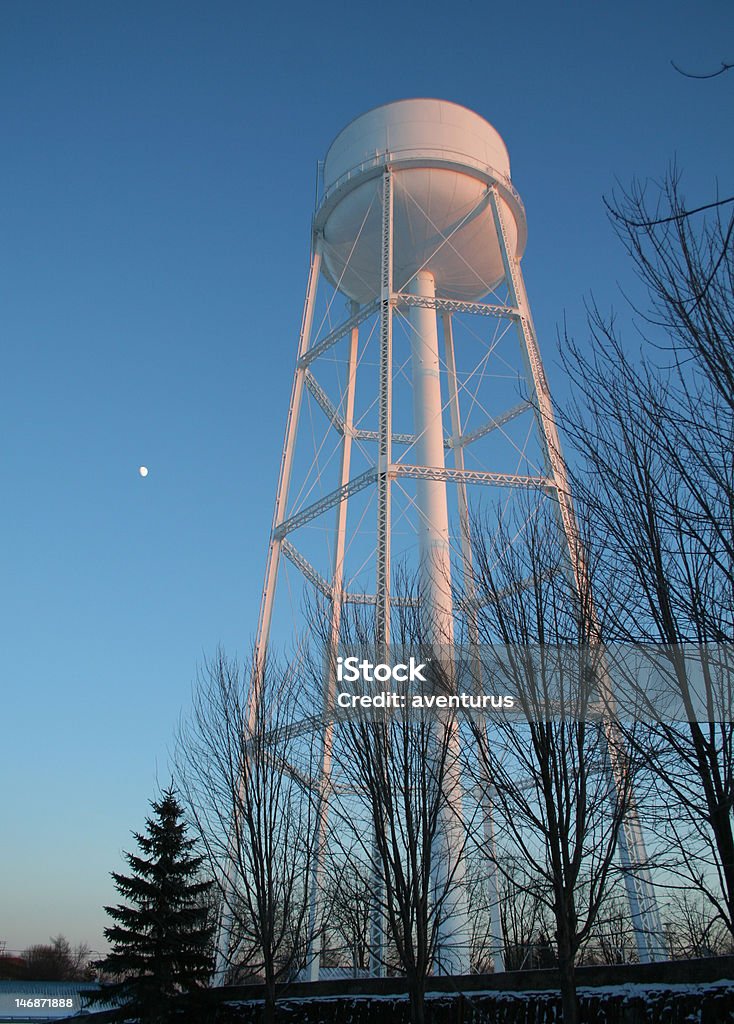 Water tower e luna al crepuscolo - Foto stock royalty-free di Serbatoio d'acqua