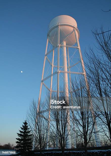 Water Tower I Księżyc W Zmierzchu - zdjęcia stockowe i więcej obrazów Wieża ciśnień - Zbiornik - Wieża ciśnień - Zbiornik, Małomiasteczkowa Ameryka, Bez ludzi