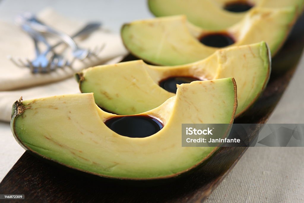 Fatias de abacate com vinagre balsâmico - Foto de stock de Abacate royalty-free