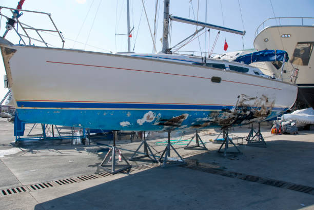 łódź żaglowa po wypadku - slanted sailboat crash shipwreck zdjęcia i obrazy z banku zdjęć