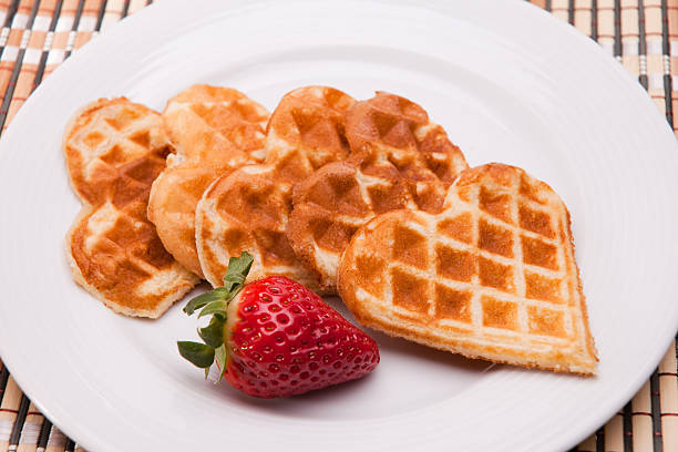 coeur de gaufres - waffle waffled belgian waffle food photos et images de collection