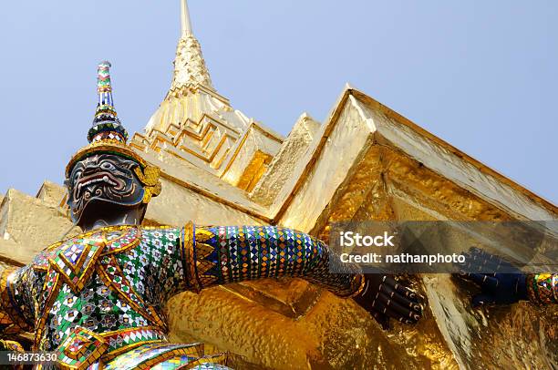 Deity En Templo Tailandés Foto de stock y más banco de imágenes de Agarrar - Agarrar, Asiático de Asia sudoriental, Bangkok