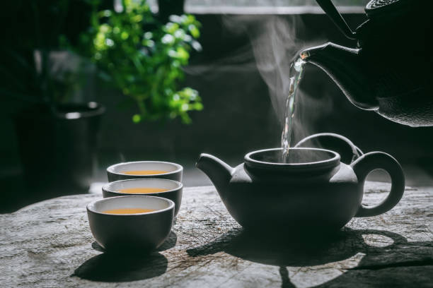 テーブルの上の構図の古い背景にお茶の熱い飲み物 - japanese tea cup ストックフォトと画像