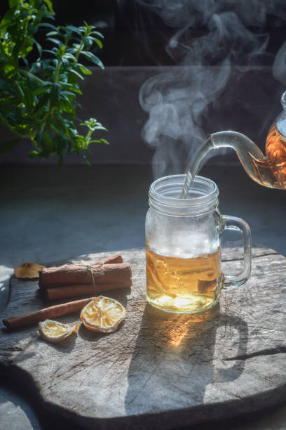 テーブルの上の構図の古い背景にお茶の熱い飲み物 - japanese tea cup ストックフォトと画像