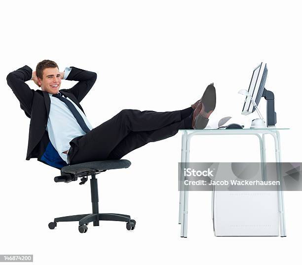 Счастливый Бизнесмен Расслабляющий На Офисный Стол На Белом Фоне — стоковые фотографии и другие картинки Письменный стол