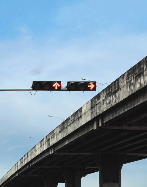 Cтоковое фото Красный светофор и надземный мост