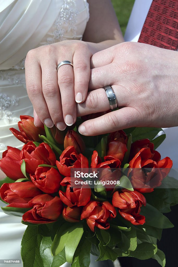 Main de marié et la mariée avec Anneaux de mariage - Photo de Adulte libre de droits