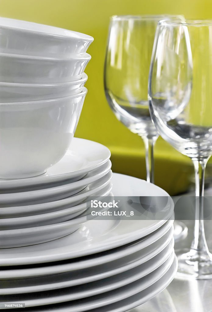 Blanc bols et assiettes et verres à vin - Photo de Vaisselle libre de droits