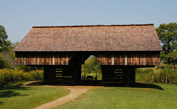 istock Tennessee cantilevered barn 146874758