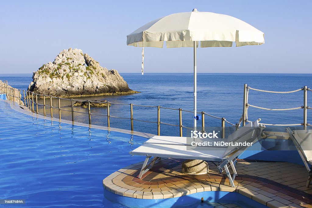 Piscine sur le bord de mer - Photo de Bleu libre de droits