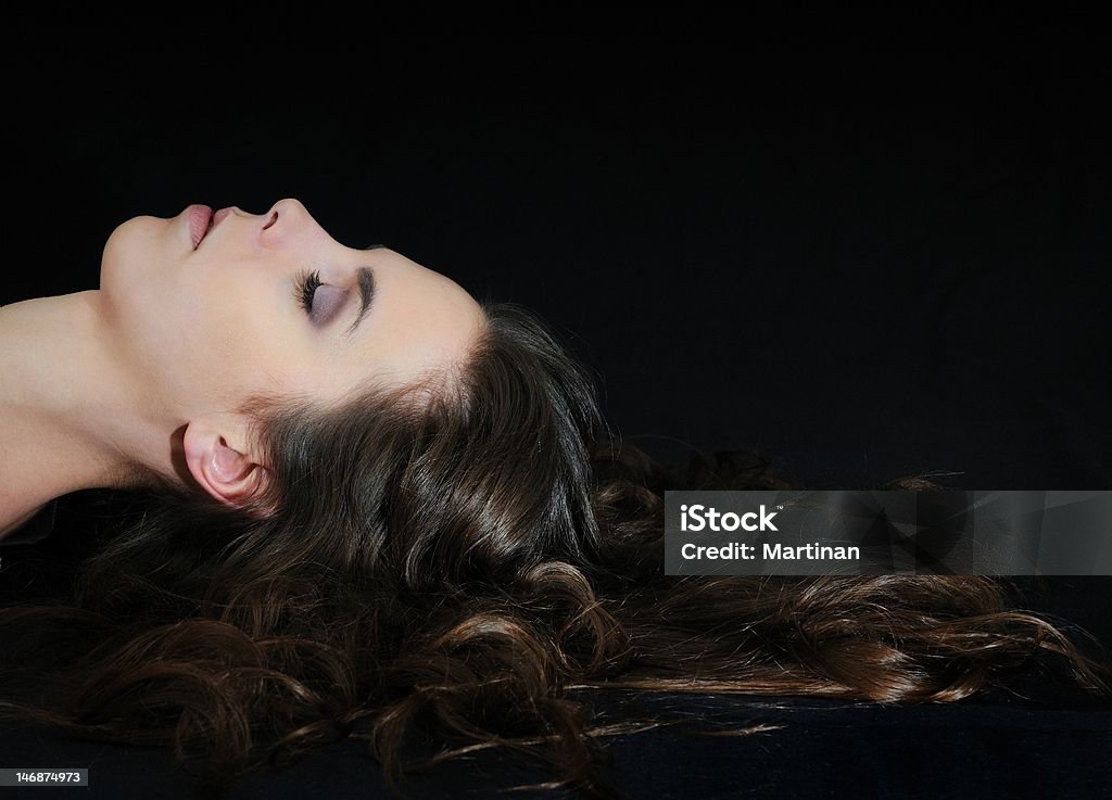 Jovem mulher deitada sobre Preto com Cabelo Comprido - Royalty-free Fundo Preto Foto de stock