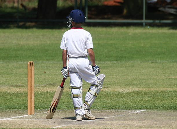 cricket batsmen in attesa nella zona inguinale - crease foto e immagini stock