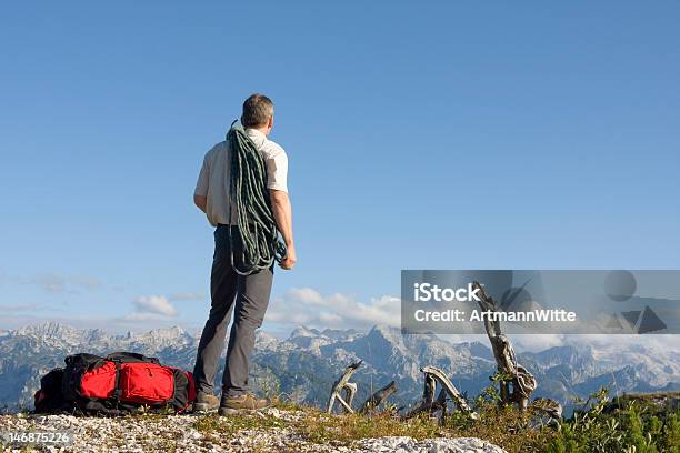 Montañero Con Cuerda En El Pico De La Montaña Foto de stock y más banco de imágenes de Adulto - Adulto, Adulto de mediana edad, Adulto maduro