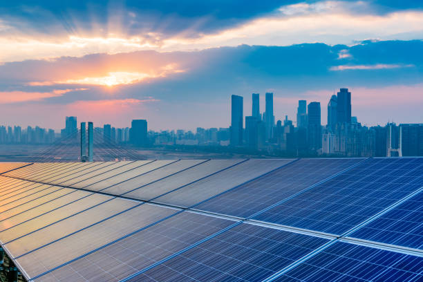 shanghai bund skyline della città, ecologia energia rinnovabile impianti a pannelli solari - solar power station sun panel energy foto e immagini stock