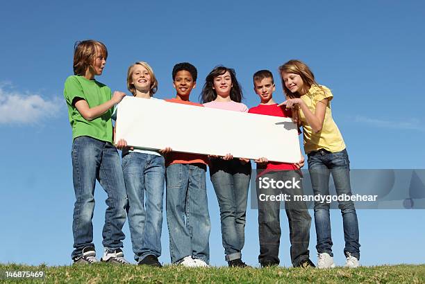 Gruppo Di Bambini Di Diversi Holding Vuoto Segno - Fotografie stock e altre immagini di Campo estivo - Campo estivo, Tenere, Bambino