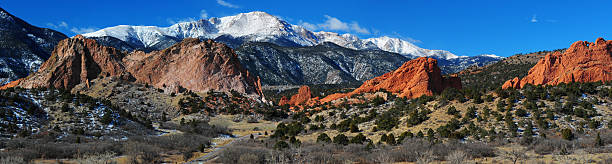 pikes peak no jardim panorâmica - rocky mountains panoramic colorado mountain imagens e fotografias de stock