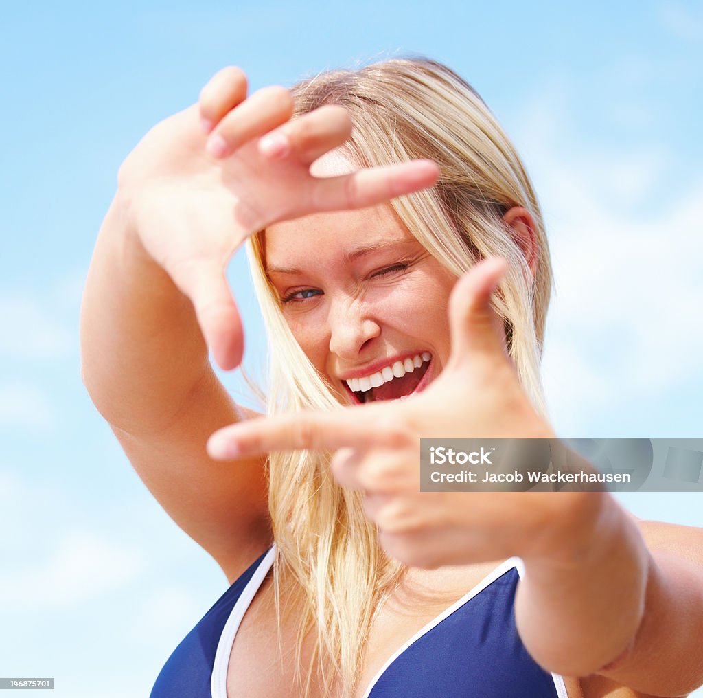 Fröhlich Junge Frau macht hand Geste - Lizenzfrei 20-24 Jahre Stock-Foto